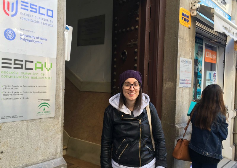 Laura Sánchez León en la puerta de ESCO. Foto: Amira Yousef