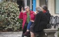 Señoras departiendo en pleno centro de Granada. Foto: Miriam R. G.