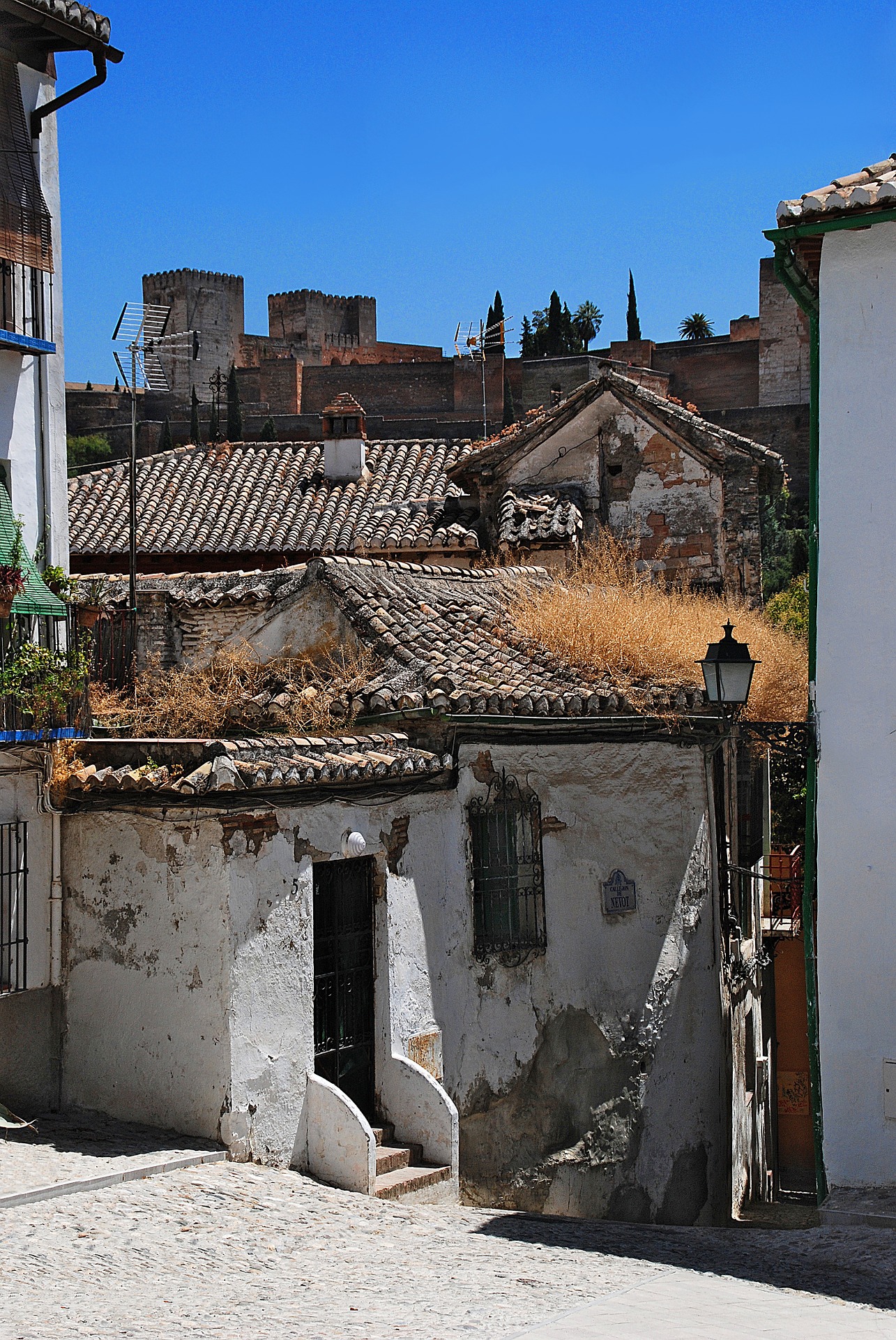 ¿Hacia qué punto se dirige el turismo en Granada?